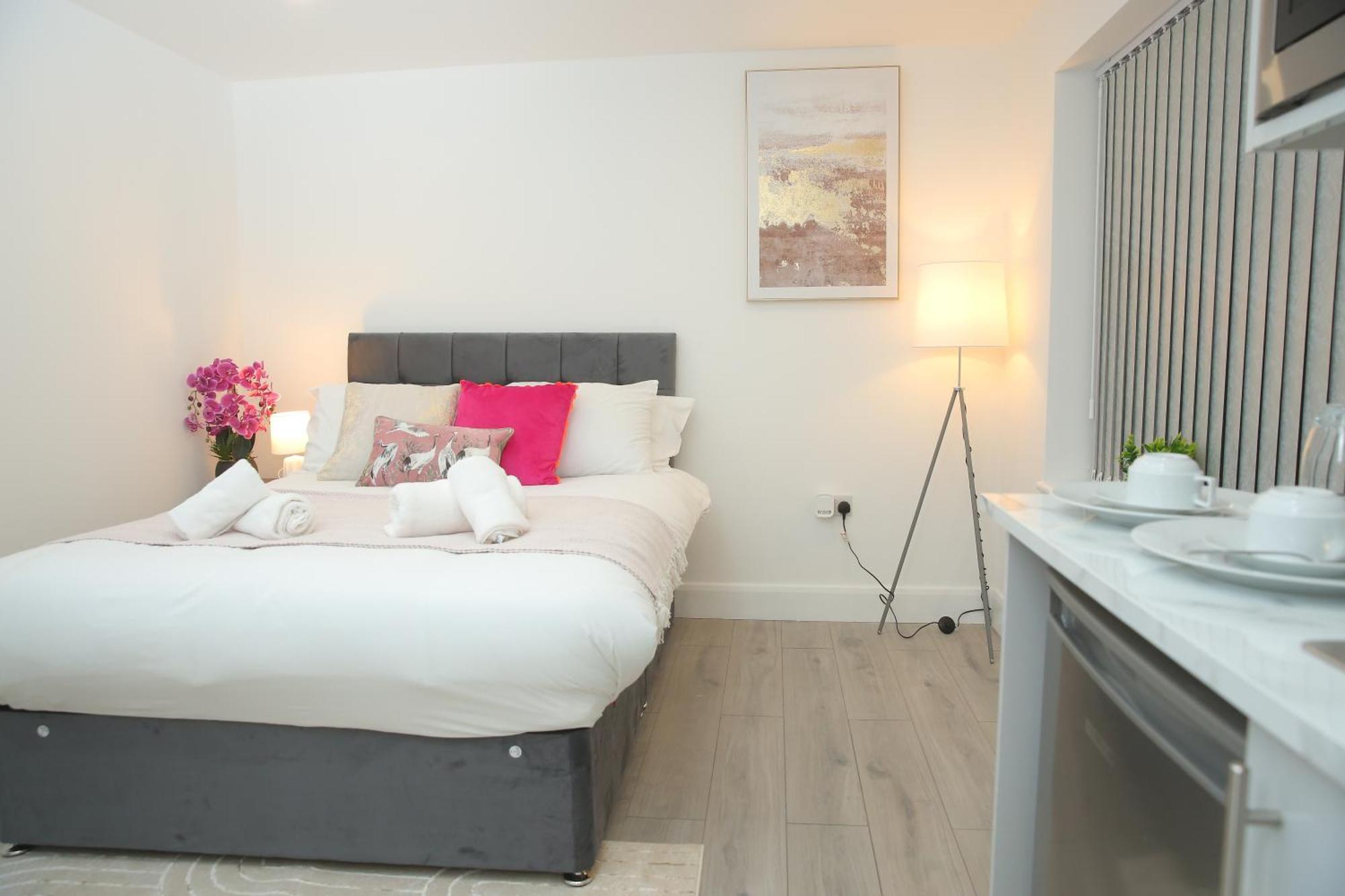 Luxury Private Ensuite And Kitchenette Room Near Luton Airport 4 Min Drive Exterior photo